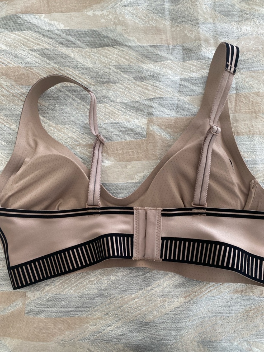 ALO Yoga Sports Bra with Black Trim and Striped Band
Size XS - Picture 2 of 5